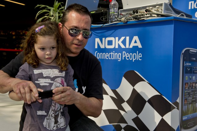 Nokia race @ The Mall - Photo 4 O Τάκης Γιαννούτσος με την κορούλα του.