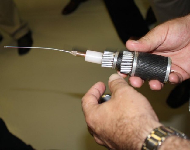 close-up-of-a-fibre-optic-undersea-submarine-cable-1
