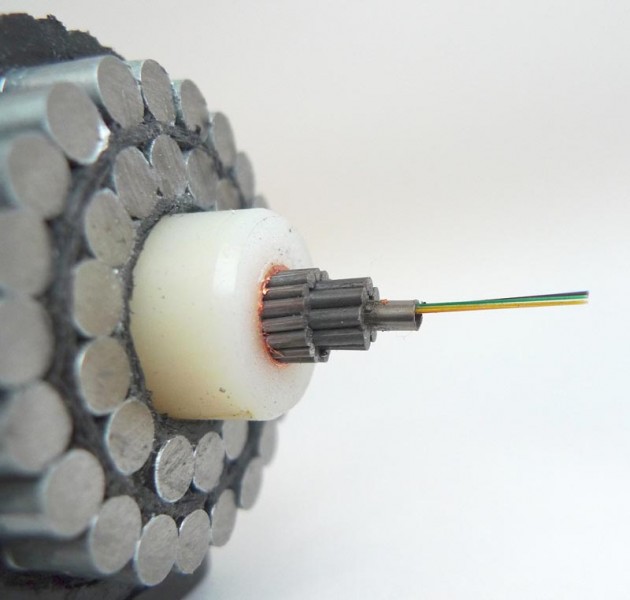 close-up-of-a-fibre-optic-undersea-submarine-cable-2