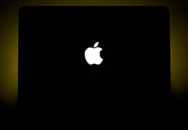 Steve-Jobs-Silhouette-Frontal-Large