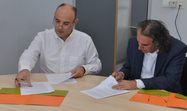 Ο Διευθυντής Καινοτομίας & Ανάπτυξης Υπηρεσιών της Cyta,  κ Μιχάλης Παπαδόπουλος  και ο Πρόεδρος του Τμήματος Πληροφορικής του Πανεπιστημίου Κύπρου, καθηγητής Μάριος Δ. Δικαιάκος υπογράφουν συμφωνία τεχνολογικής και ακαδημαϊκής συνεργασίας μεταξύ του Πανεπιστημίου Κύπρου (Τμήμα Πληροφορικής) και της Cyta.