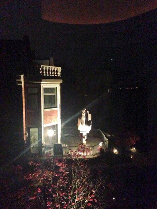 middle-finger-giant-statue2