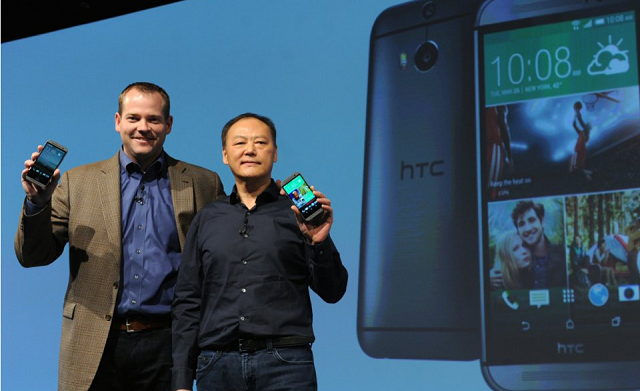 Ο Jason Mackenzie, Πρόεδρος της HTC America με τον Peter Chou, CEO της ταϊβανέζικης εταιρείας, στο event παρουσίασης του HTC One (M8) στη Νέα Υόρκη.