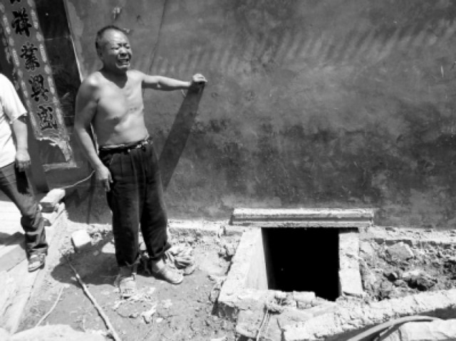 toilet-china-phone-rescue