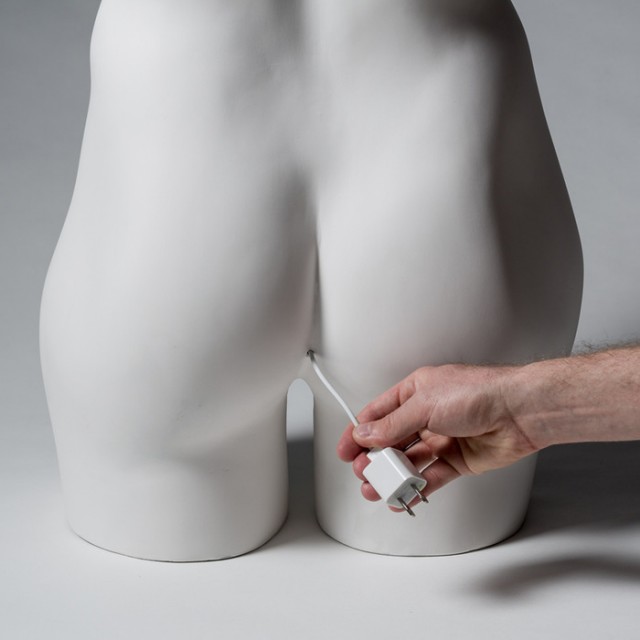 PAUL - Sexy Smartphone Charger - 02