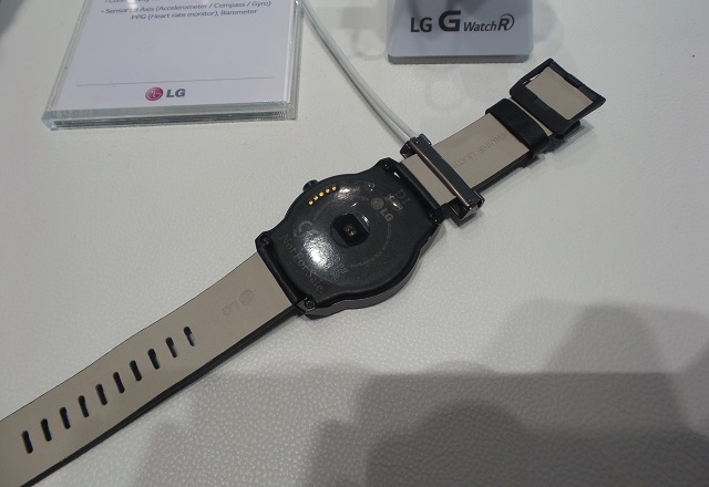 LG G Watch R hands-on 02