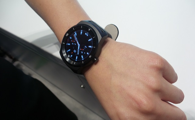 LG G Watch R hands-on 05