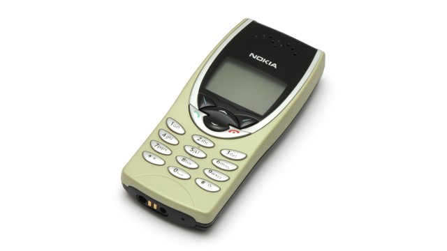Nokia_8210_in_light_cover