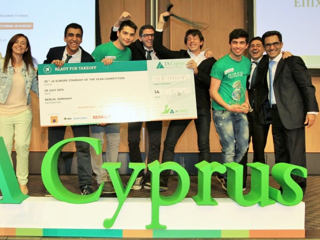 Η νικήτρια ομάδα με τον Πρόεδρο του Junior Achievement Κύπρου, κ. Ανδρέα Παπαδόπουλο, και τη Διευθύνουσα Σύμβουλο, κα Ελοΐζα Σαββίδου