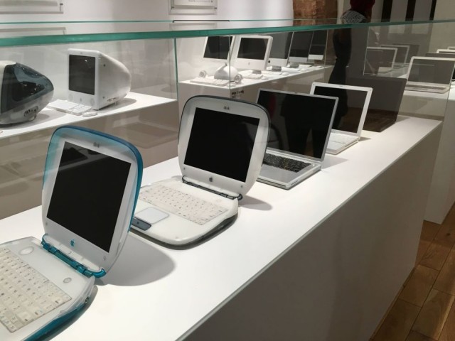 iBooks and Macbooks
