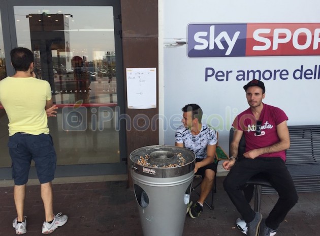 small-line-builds-in-front-of-apple-store-in-italy2