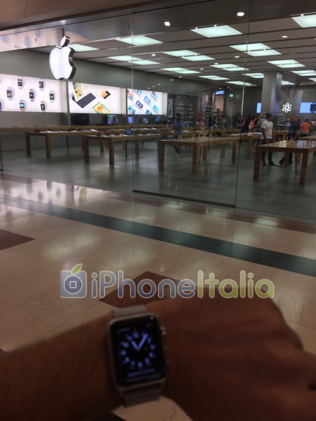 small-line-builds-in-front-of-apple-store-in-italy3