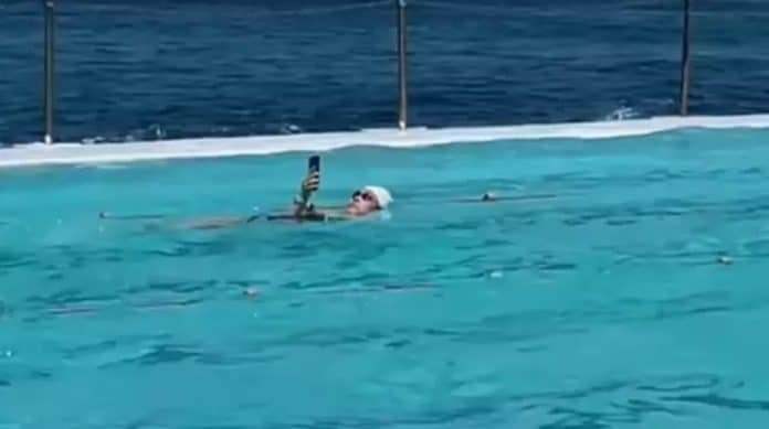 κολυμπά και σκρολάρει